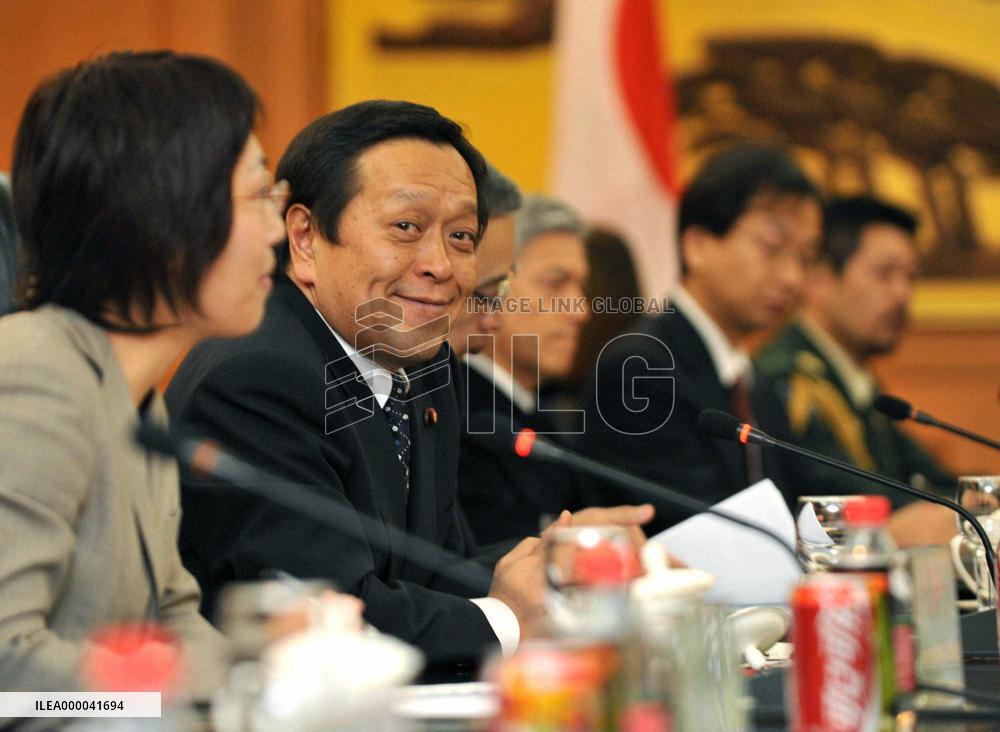 Japanese, Chinese defense chiefs hold talks in Beijing