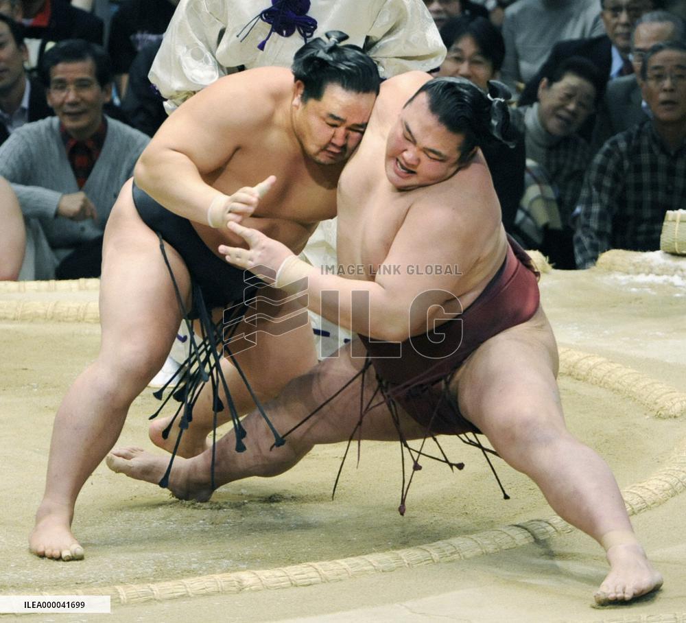 Asa, Hakuho still tied at top at spring sumo