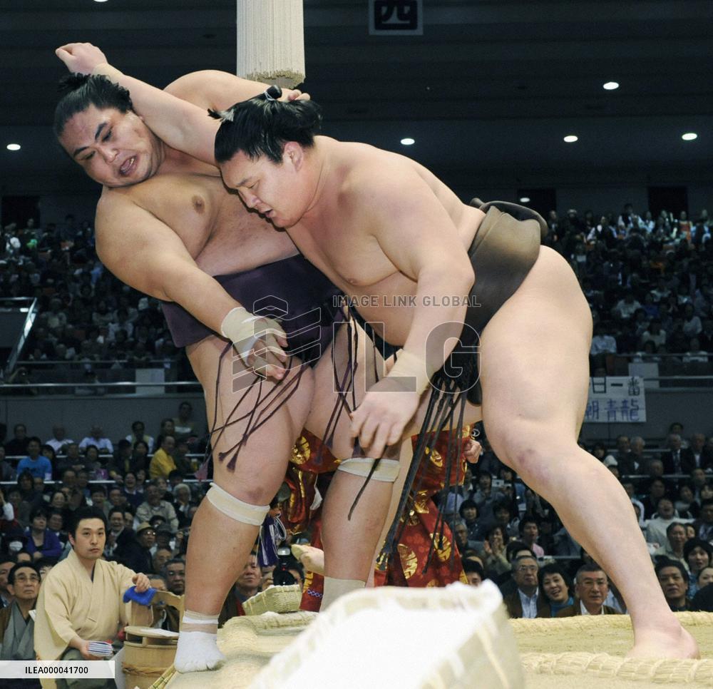 Asa, Hakuho still tied at top at spring sumo