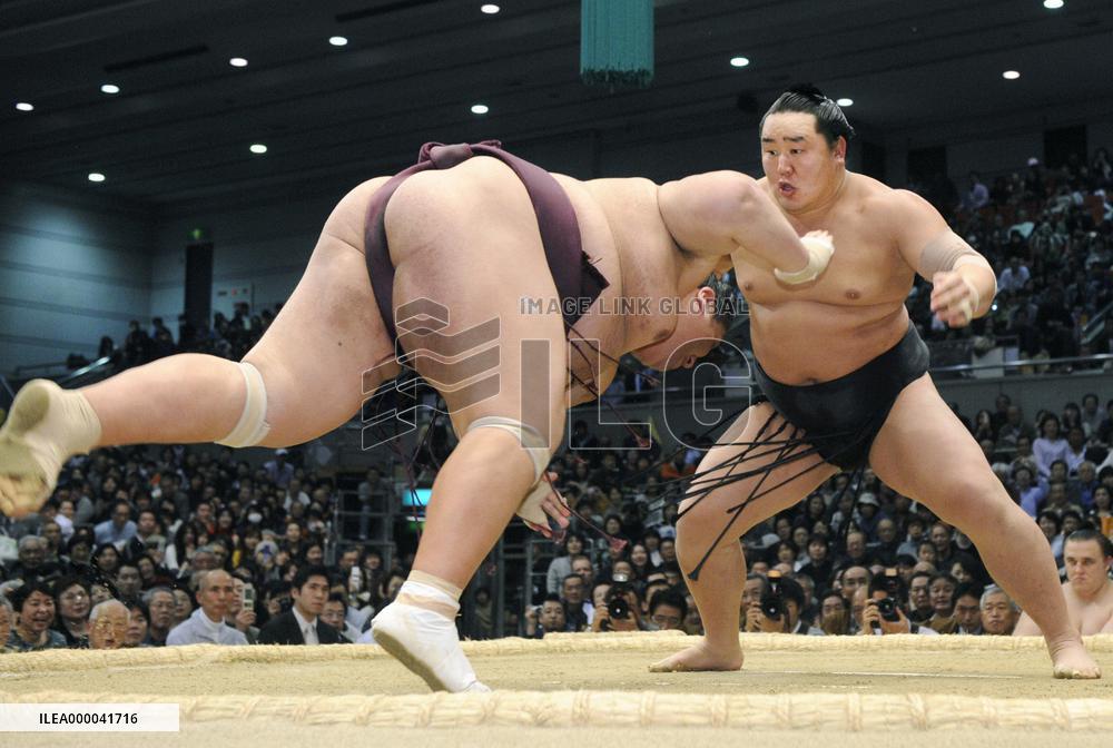 Asa, Hakuho march on at spring sumo