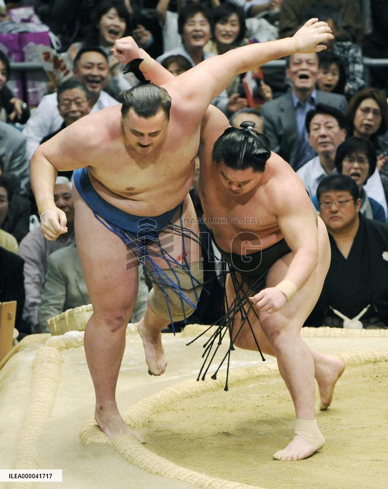 Asa, Hakuho march on at spring sumo