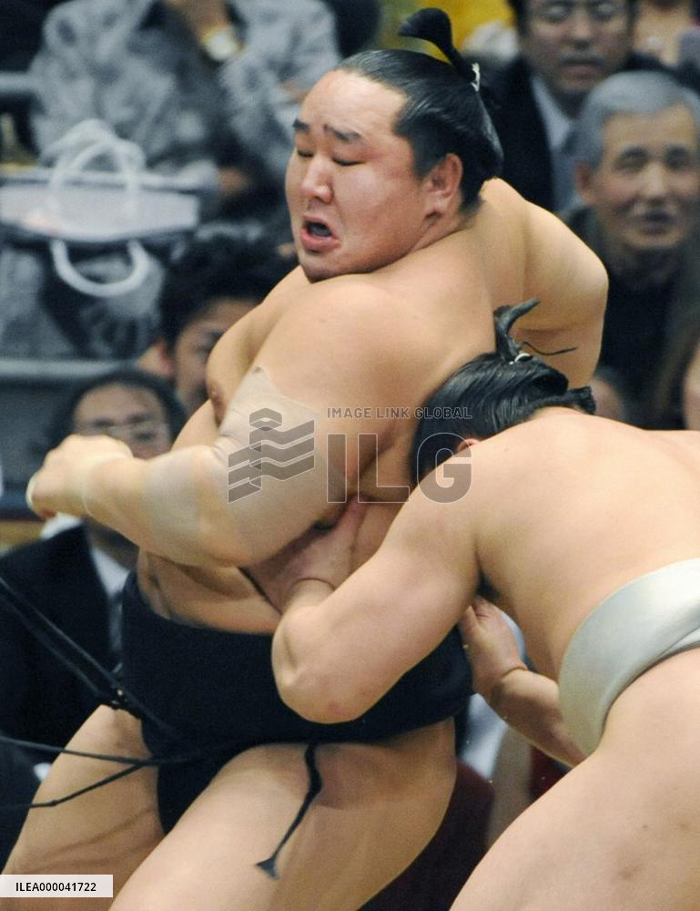 Asa falls, Hakuho takes lead at spring sumo
