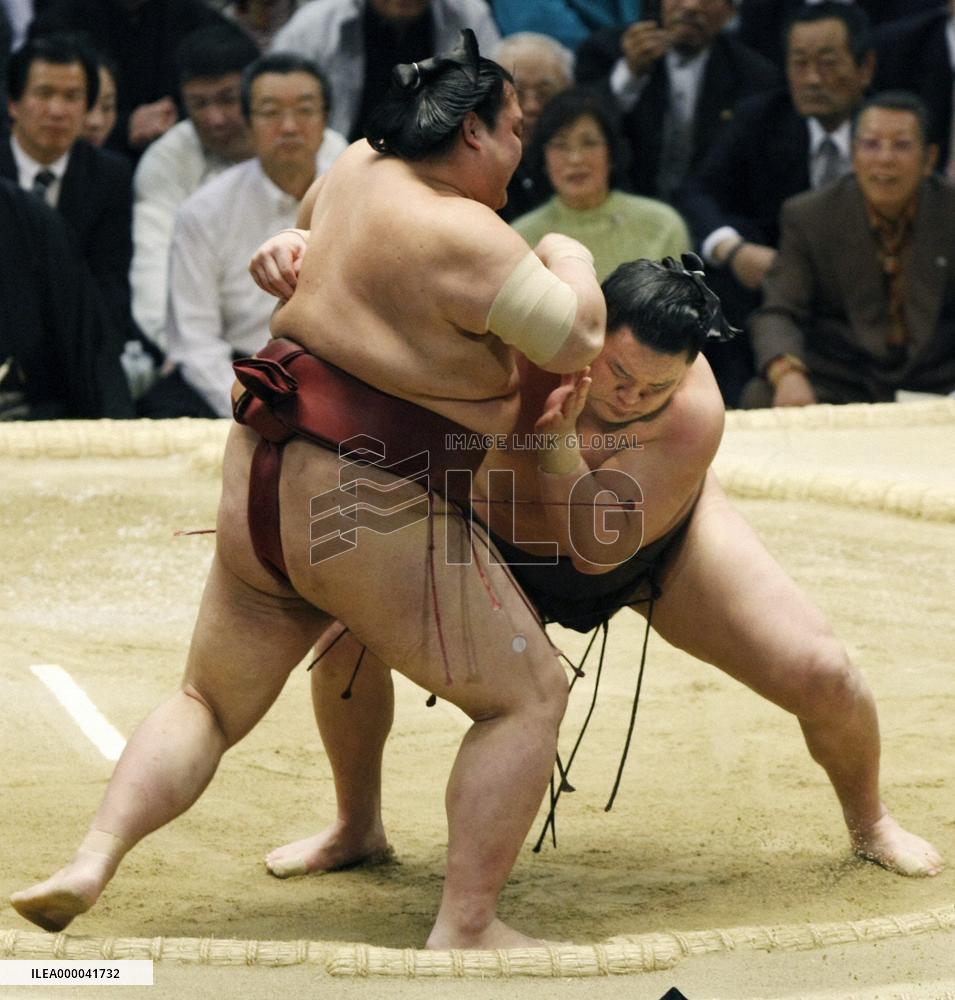 Asa rebounds, Hakuho still 1 win clear at spring sumo