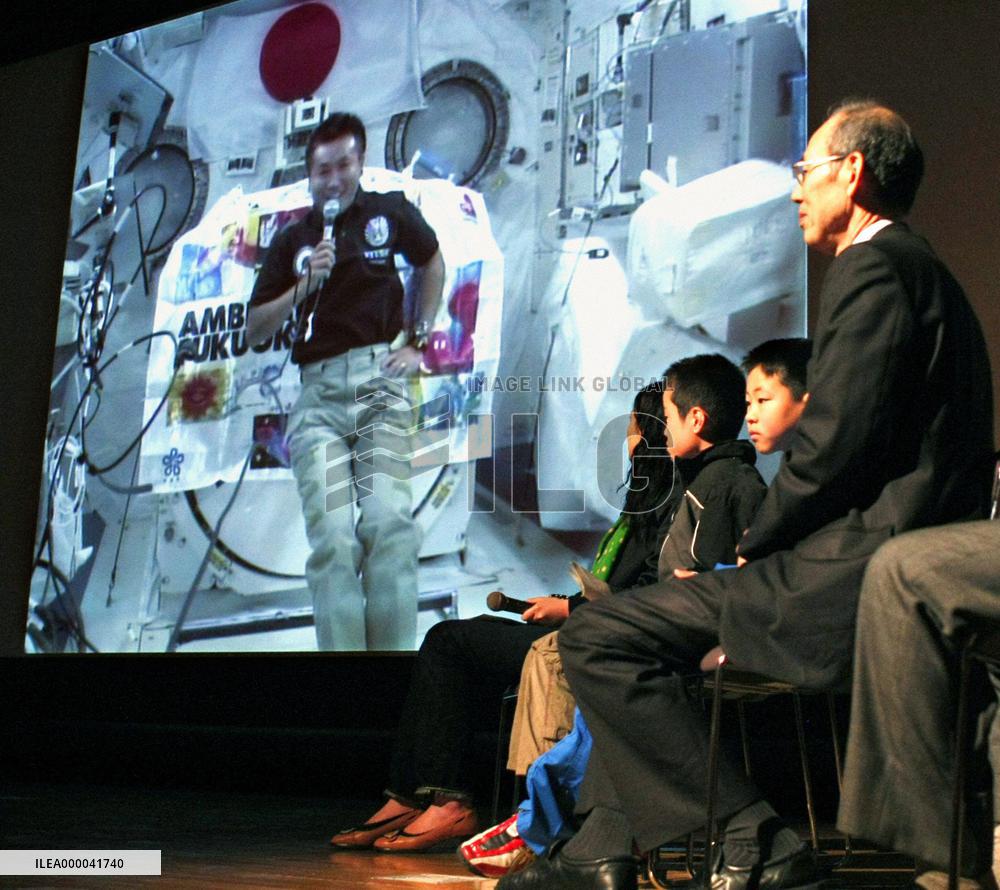 Wakata communicates with students in Japan from space station