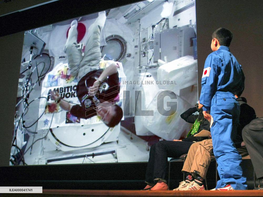 Wakata communicates with students in Japan from space station