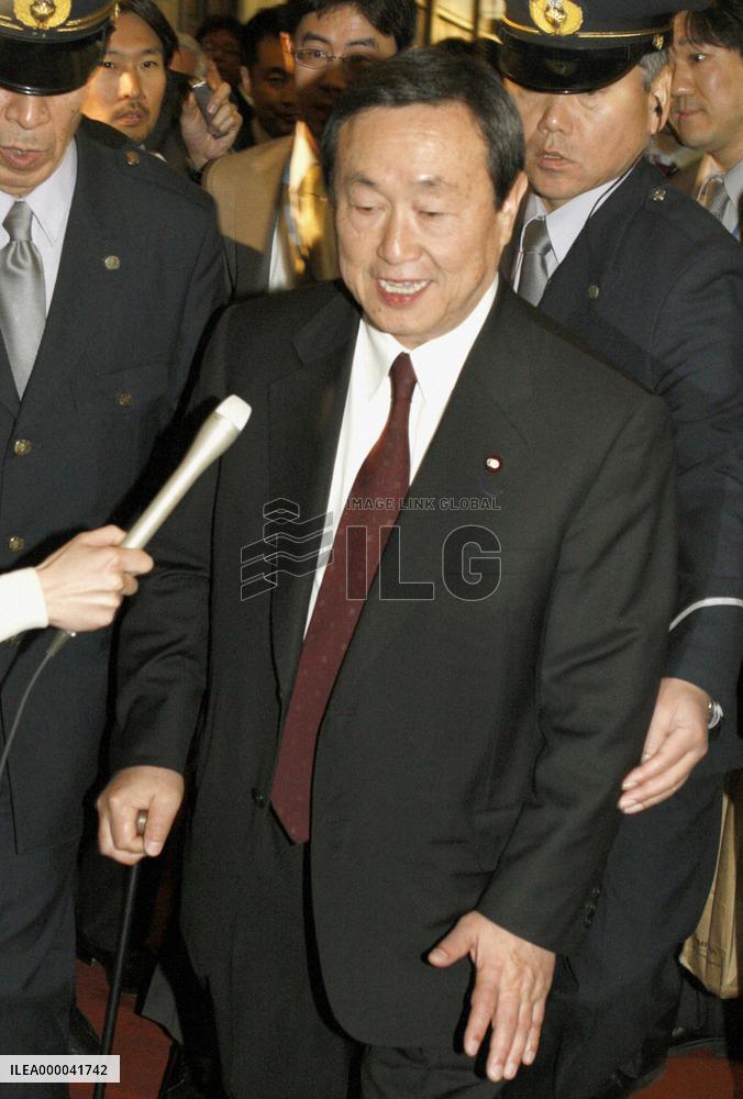 Finance ministry's Hirata sold stocks despite ban on trading