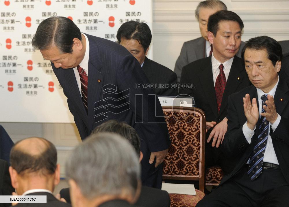DPJ lawmakers OK Ozawa's decision to stay