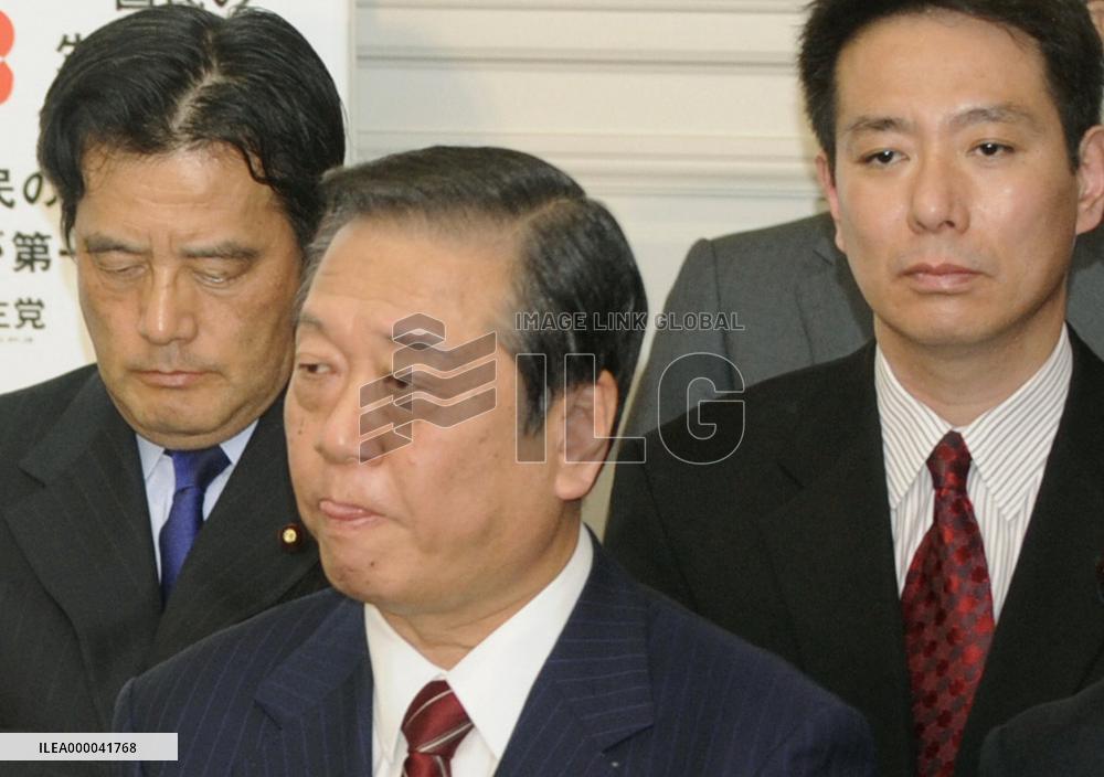 DPJ lawmakers OK Ozawa's decision to stay