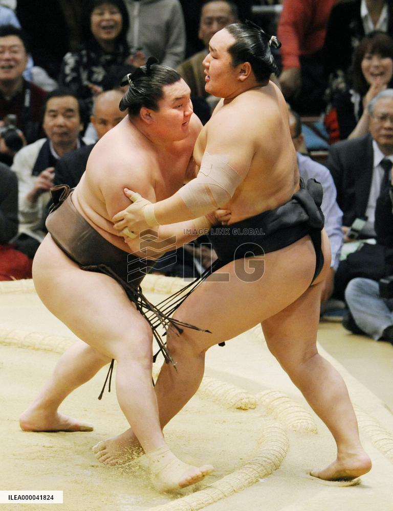 Hakuho shoots down Asashoryu to finish perfect at spring sumo