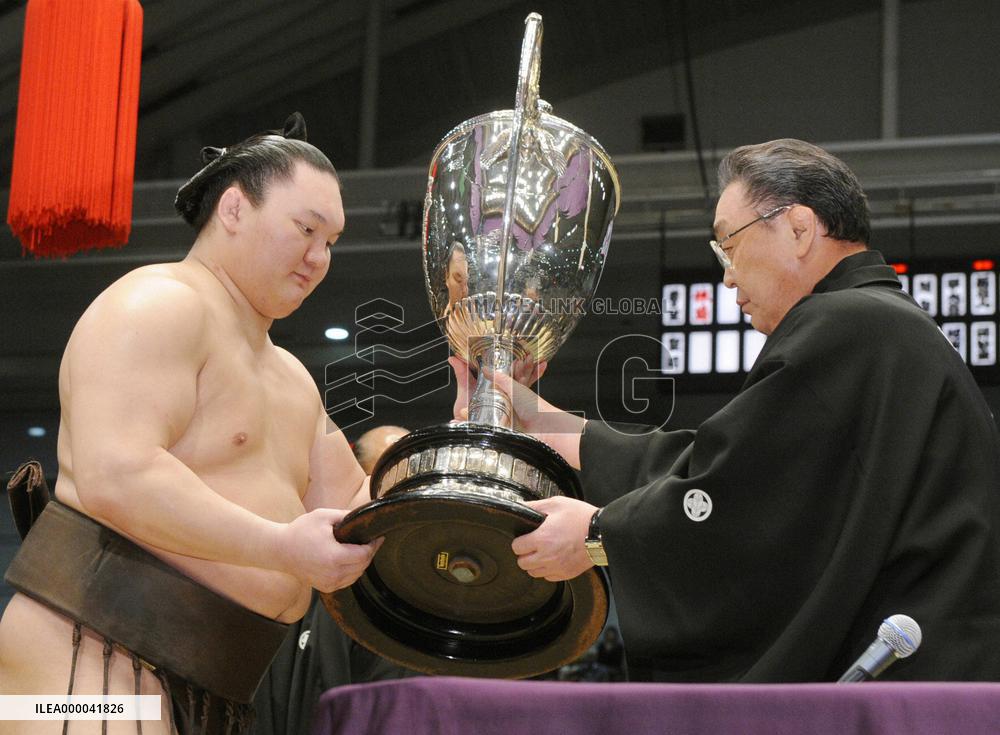 Hakuho wins Emperor's Cup title at spring sumo