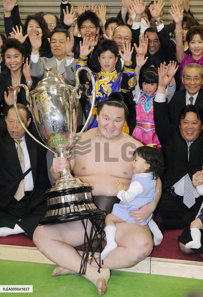 Hakuho wins Emperor's Cup title at spring sumo