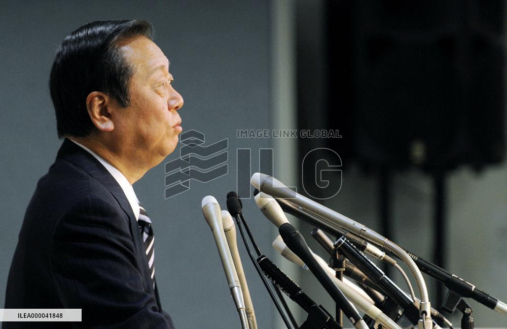 Ozawa to decide on resignation by mulling effects on election