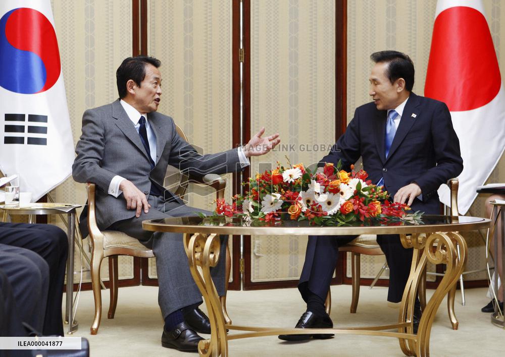 Prime Minister Aso talks with S. Korean President Lee