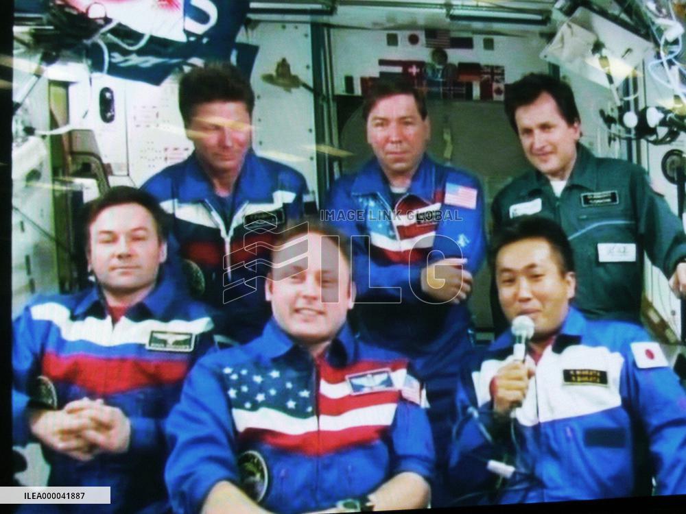 Wakata communicates with reporters in Japan from space station