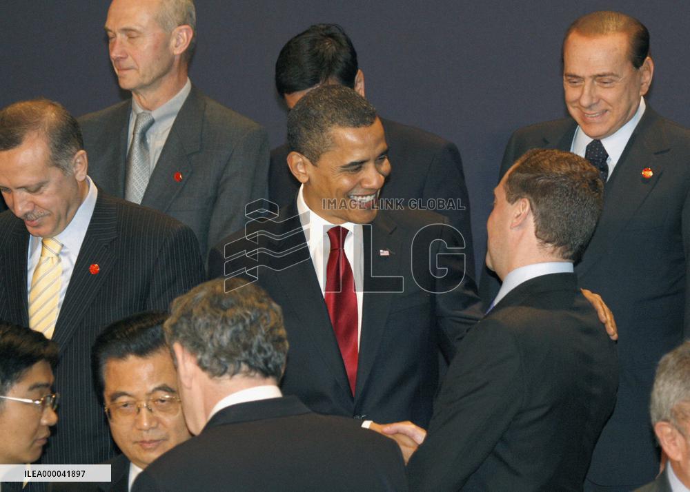 G-20 begin 2nd day of summit, aims for early recovery amid rift