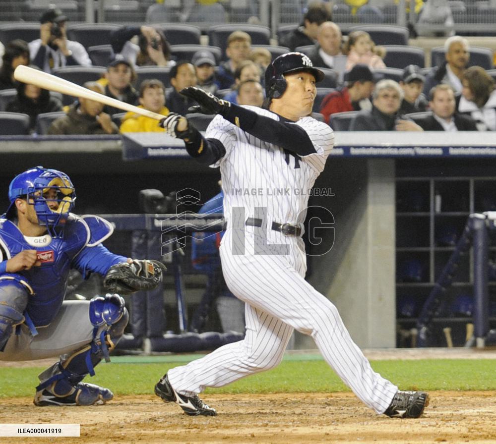 N.Y. Yankees' Matsui hits 2-run homer against Chicago Cubs