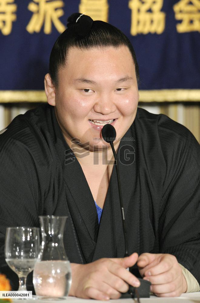 Hakuho gives thumbs up to more foreign wrestlers