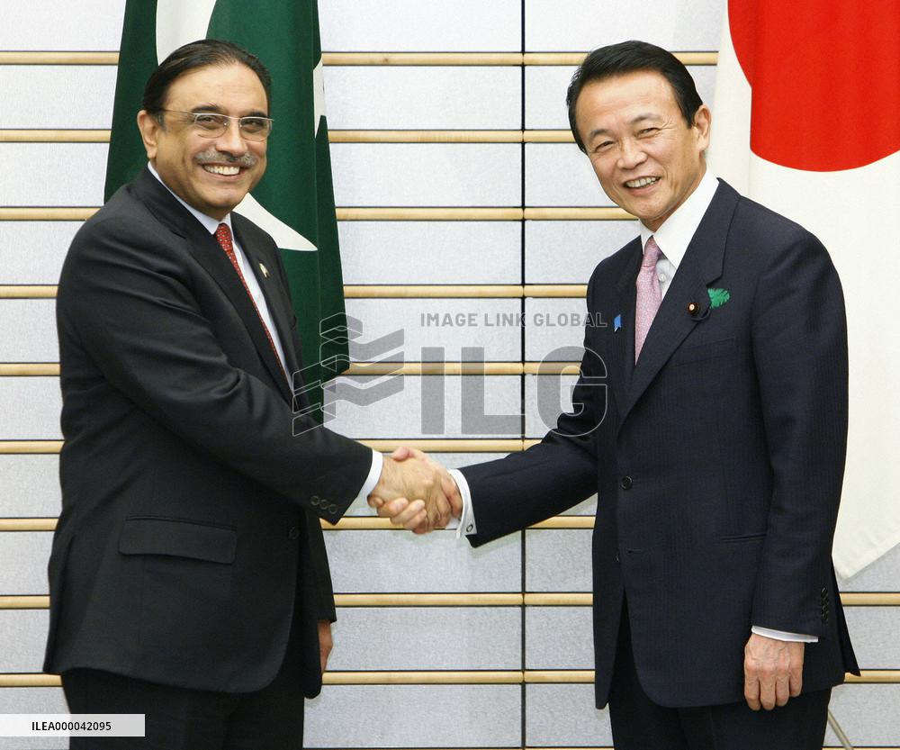 Pakistani President Zardari talks with Prime Minister Aso
