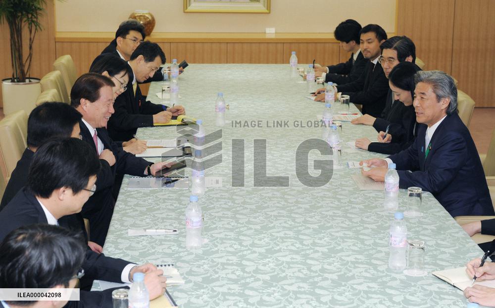 Japan, S. Korean foreign ministers meet, focus on N. Korea