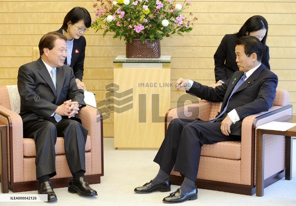 PM Aso, S. Korean foreign minister hold talks