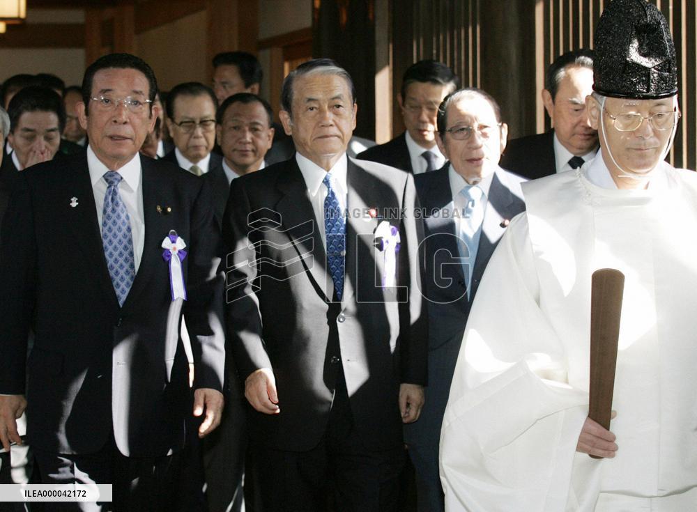 87 parliamentarians visit Yasukuni Shrine in biannual event