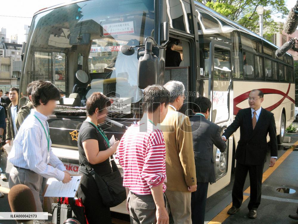 Japanese gov't launches bus tour to help job seekers