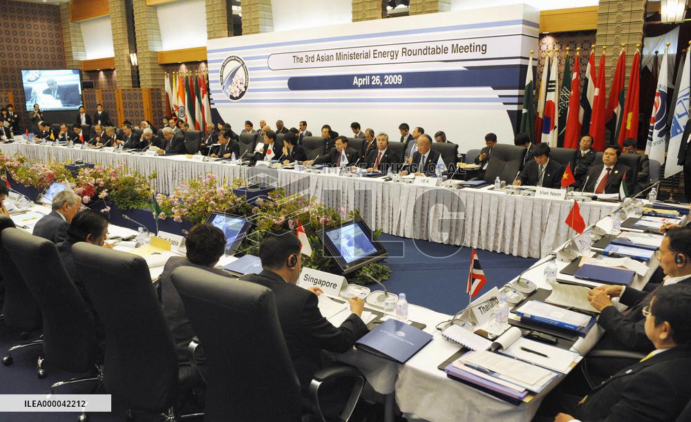 Oil producers, consumers discuss energy market stability