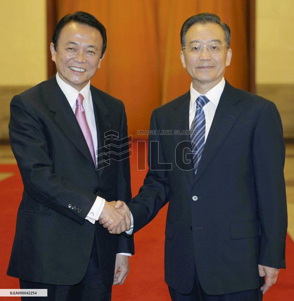 Japan's Aso, China's Wen hold talks amid global crises