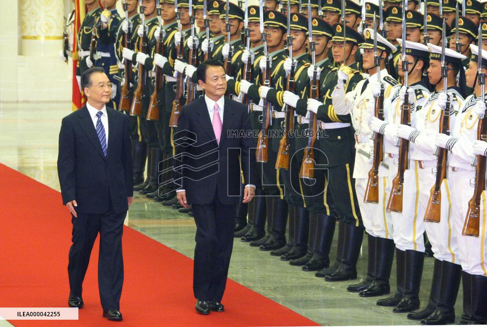 Japan's Aso, China's Wen hold talks amid global crises