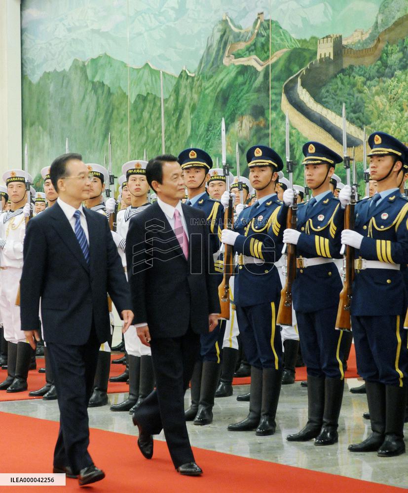 Japan's Aso, China's Wen hold talks amid global crises