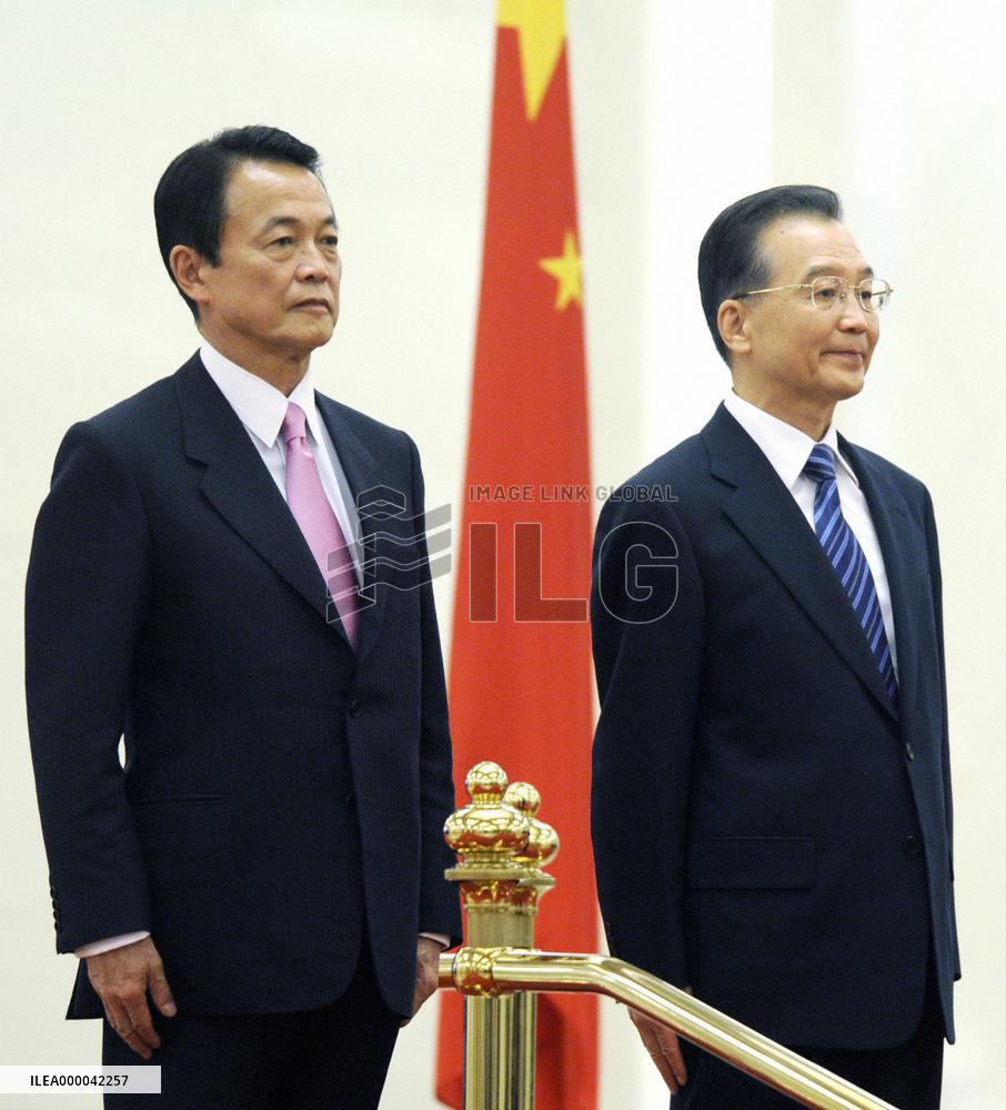 Japan's Aso, China's Wen hold talks amid global crises