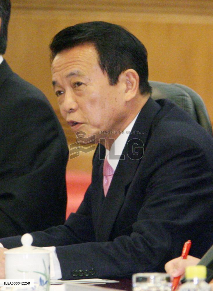 Japan's Aso, China's Wen hold talks amid global crises