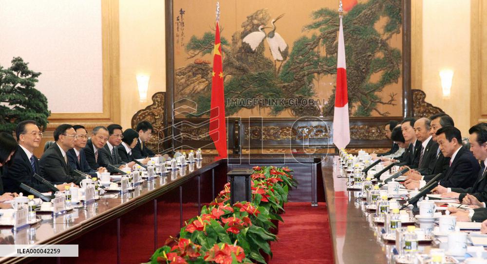 Japan's Aso, China's Wen hold talks amid global crises