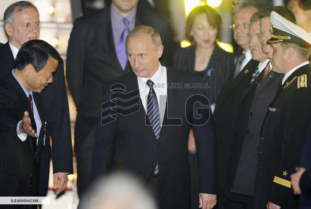 Putin arrives in Tokyo for talks with Aso