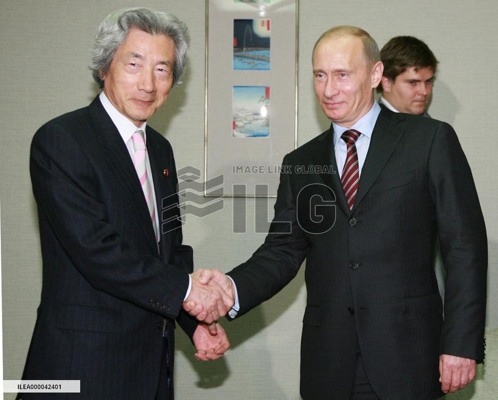 Putin meets with former PM Koizumi