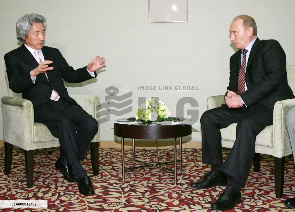 Putin meets with former PM Koizumi