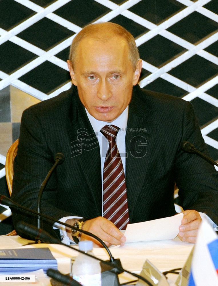 Putin attends meeting of Japanese and Russian governors