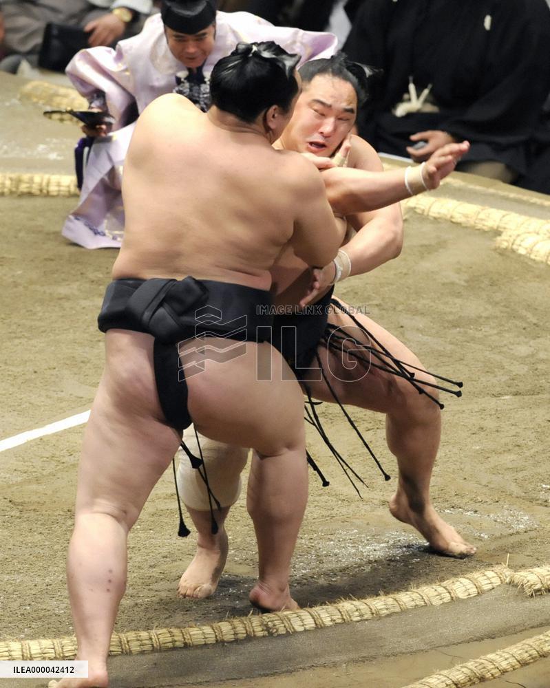 Asashoryu crashes to 1st defeat at summer basho