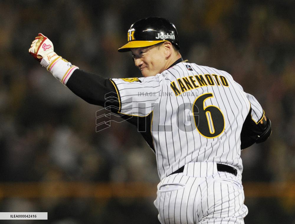 Hanshin veteran Kanemoto belts game-winning homer