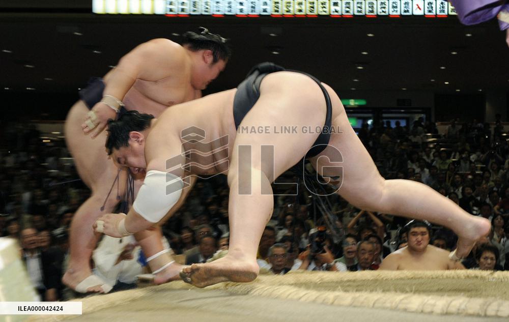 Asashoryu rebounds at summer tourney