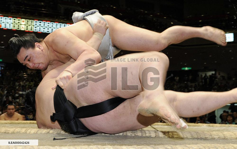 Harumafuji maintains perfect record at summer tourney