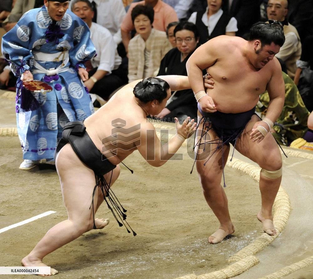 Asashoryu remains one behind co-leaders at summer sumo