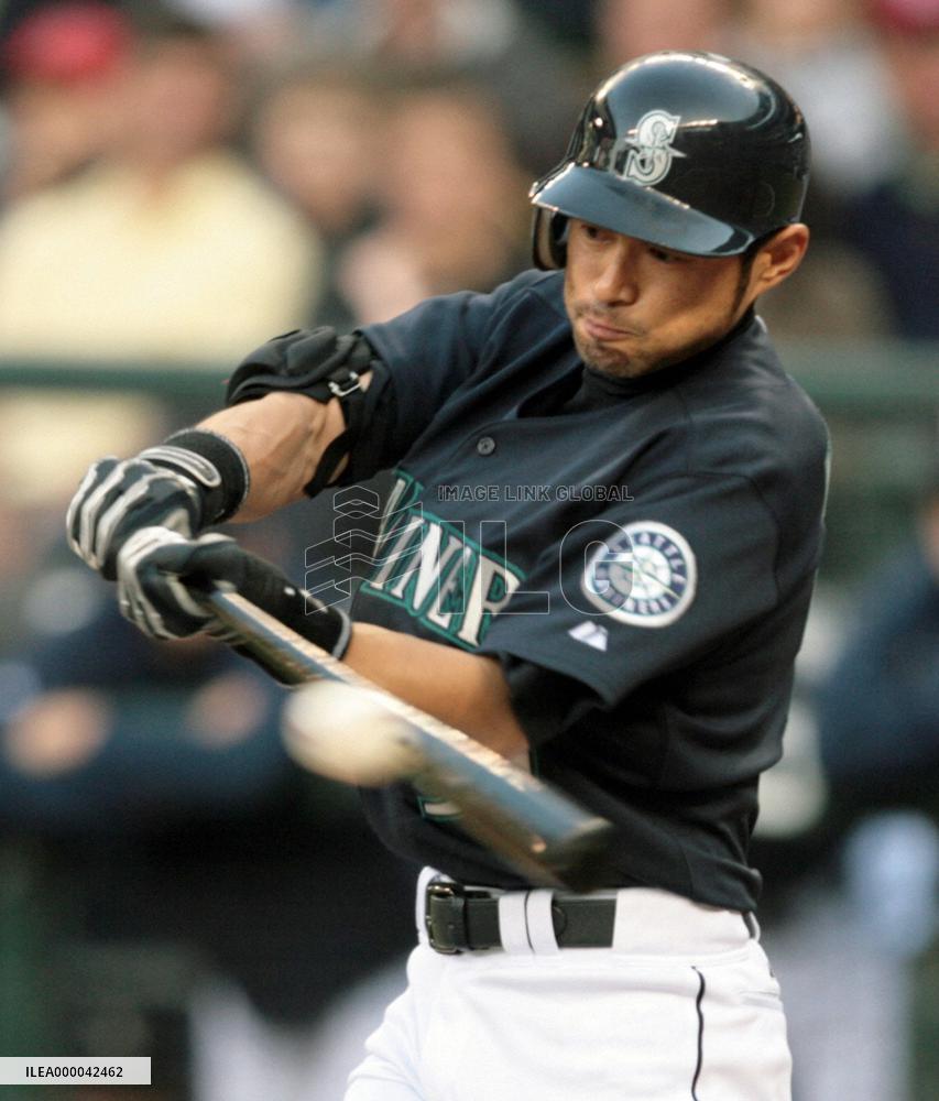 Ichiro hits 2 homers to lead Mariners over Red Sox
