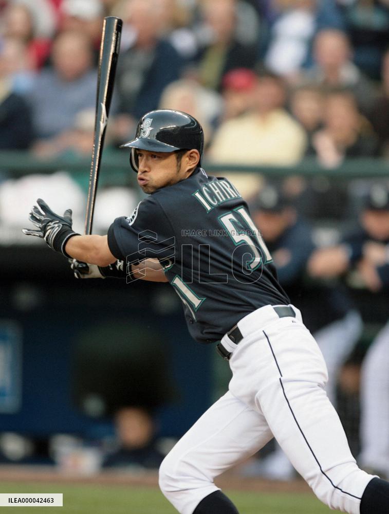 Ichiro hits 2 homers to lead Mariners over Red Sox
