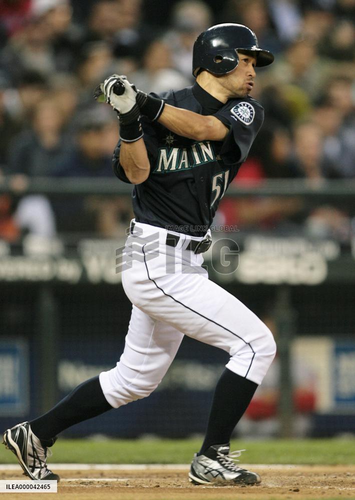 Ichiro hits 2 homers to lead Mariners over Red Sox