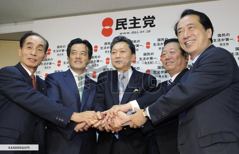 Hatoyama leads Aso in poll for prime minister