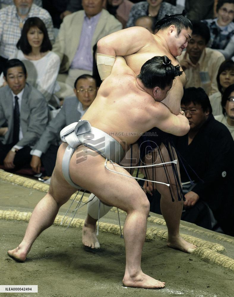 Hakuho, Harumafuji still on top at summer basho