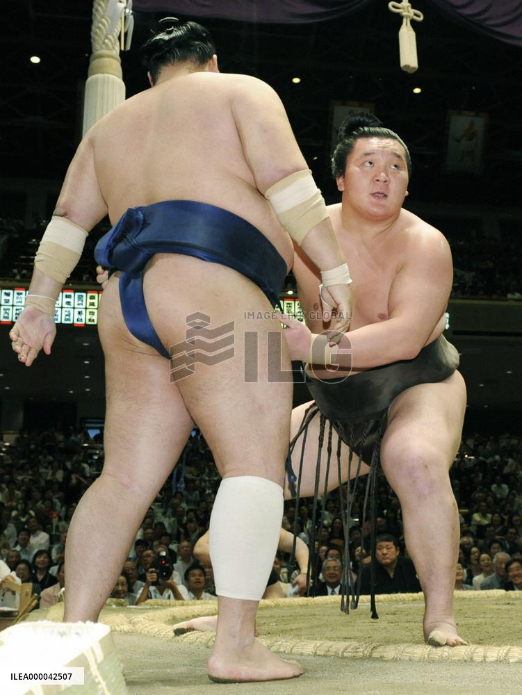 Hakuho outlasts Kotomitsuki to stay in share of lead