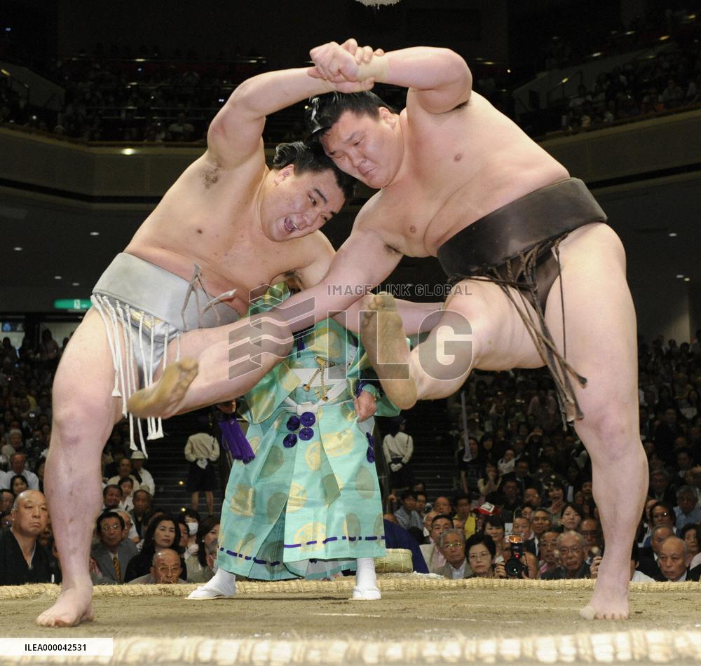 Hakuho drops Harumafuji to take sole lead at summer sumo