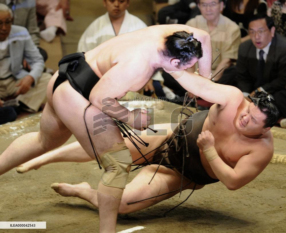 Hakuho defeated by Kotooshu at summer sumo